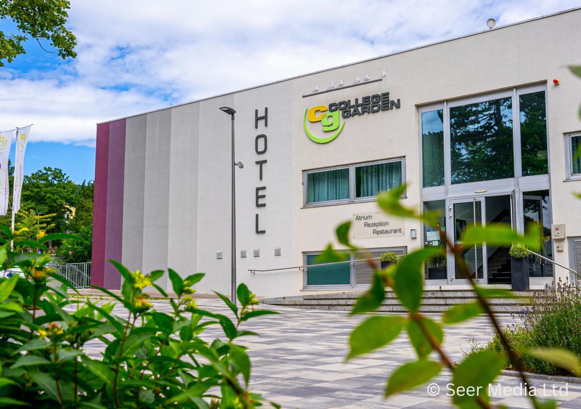 College Garden Hotel Bad Voeslau Exterior foto