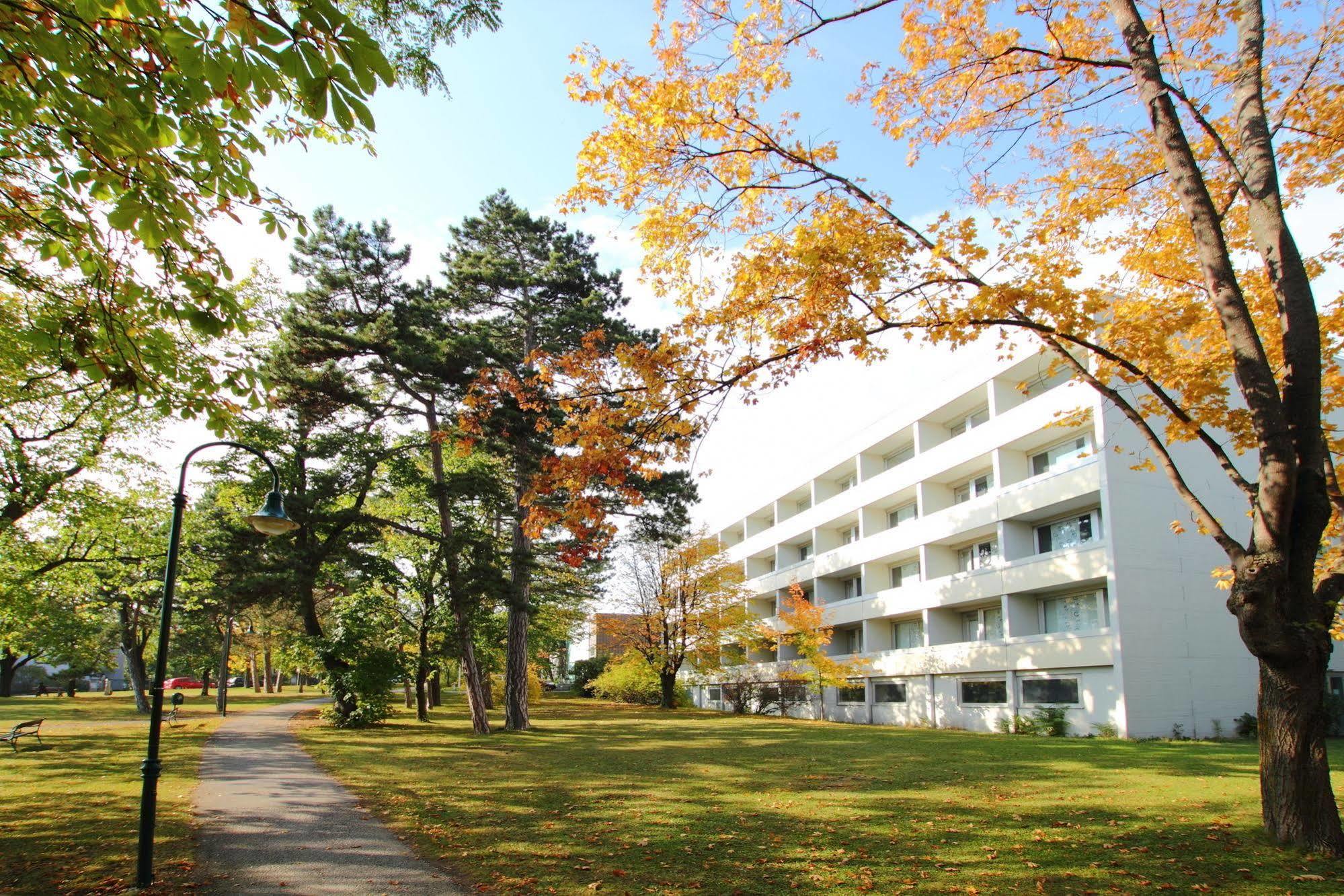 College Garden Hotel Bad Voeslau Exterior foto