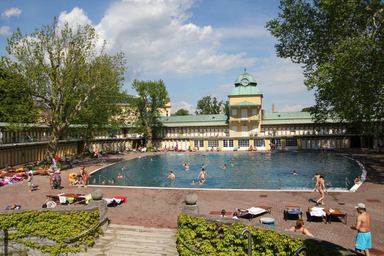 College Garden Hotel Bad Voeslau Exterior foto