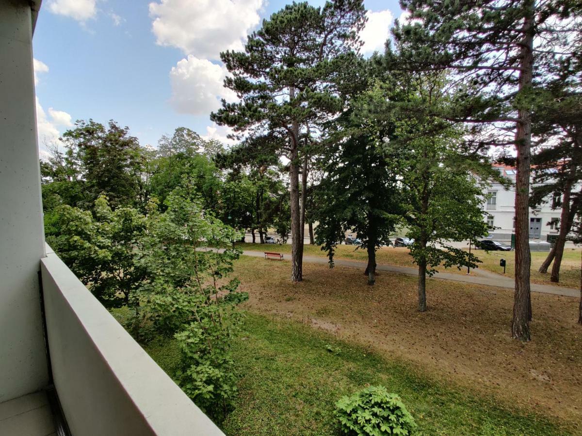 College Garden Hotel Bad Voeslau Exterior foto